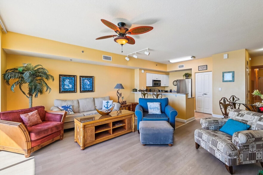 Building Photo - 9900 S Thomas Dr