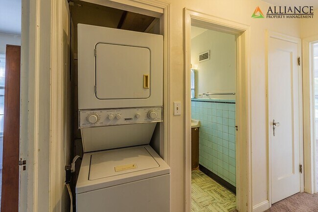 Building Photo - 1016 Bertrand St