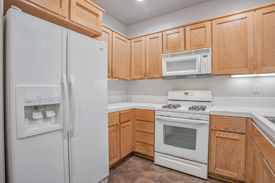 Building Photo - 1658 Glenmore Dr