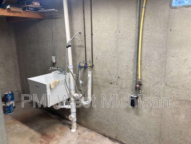 Building Photo - 2359 Barberry Dr SW