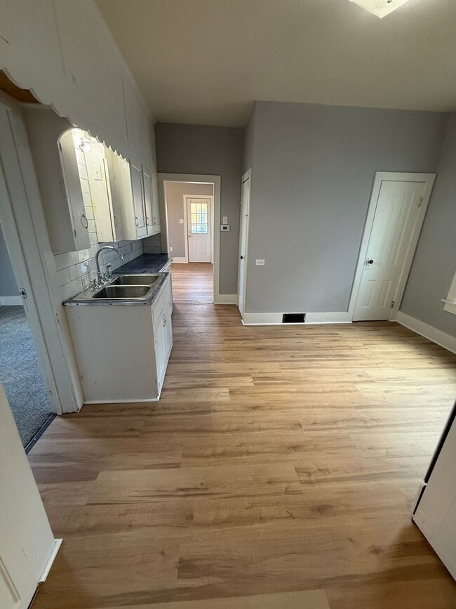 Building Photo - Lovely 2 bedroom now available!