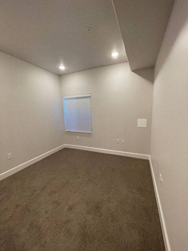 Building Photo - Italian Villages | 1-Bedroom, 1-Bath Basem...