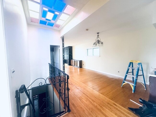 Building Photo - 549 61st St