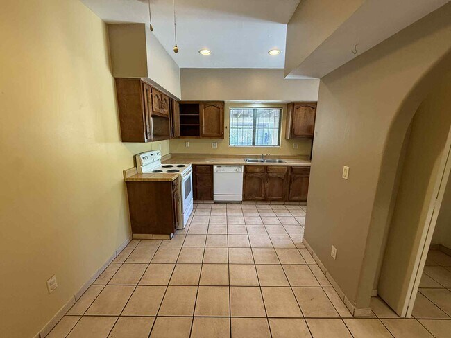 Building Photo - 4145 N Via Villas