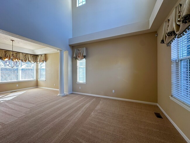 Building Photo - Luxurious Castle Pine living awaits!