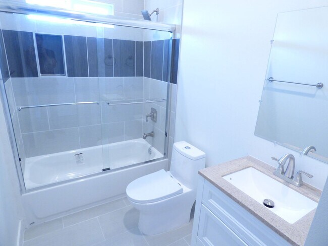 Building Photo - 1923 Holly Dr