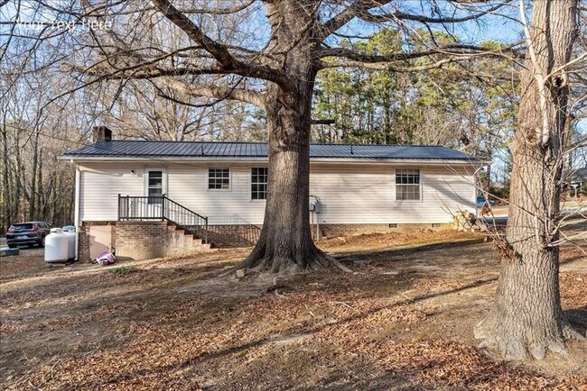 Building Photo - Welcome To This Smart 3 Bedroom, 1.5 Bath Home in Clarksville, VA!