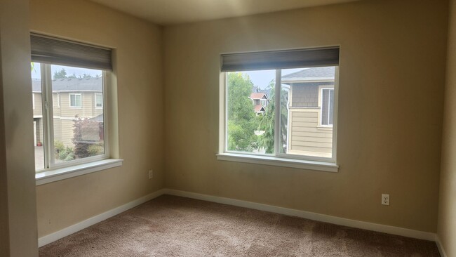 Building Photo - 3 bedroom, 2.5 bath, Townhome Mill Creek $...