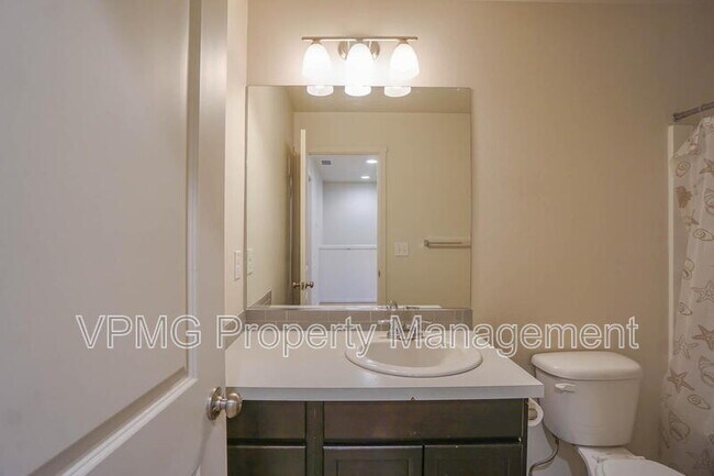 Building Photo - 2105 NE 118th Pl