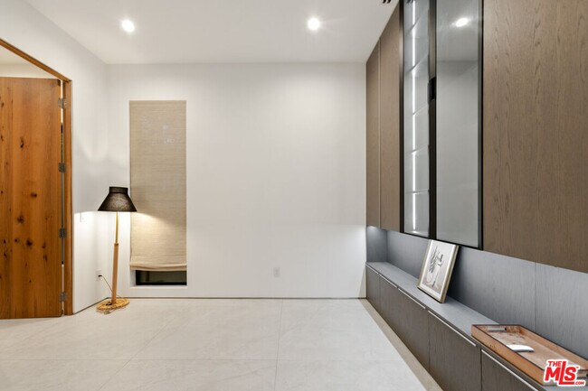 Building Photo - 356 N La Jolla Ave