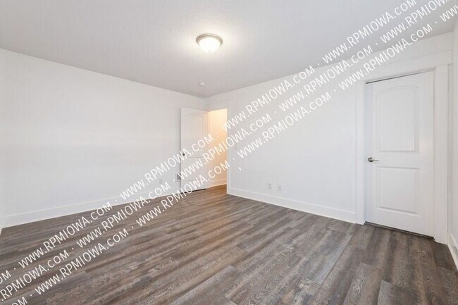 Building Photo - 1408 NW Spruce Dr