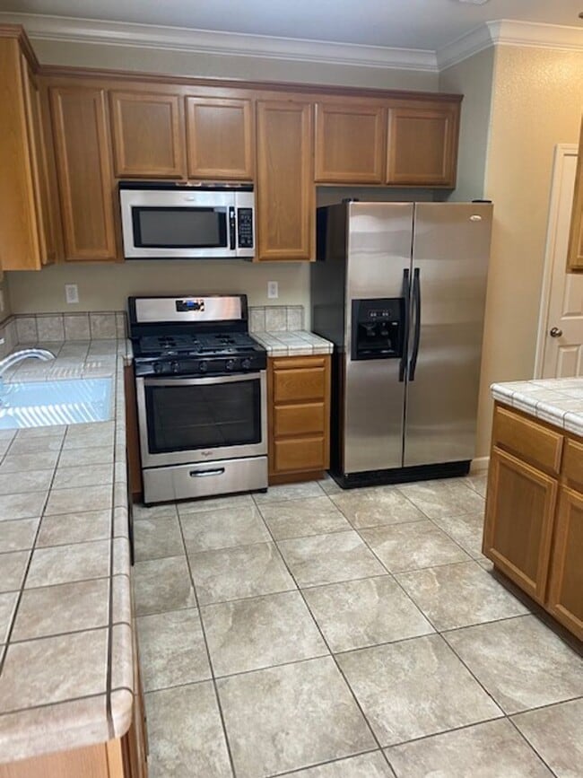 Building Photo - Rare Find in Lincoln!  Spacious 3 Bedroom 2.5 Bath Home Walking Distance to the Park