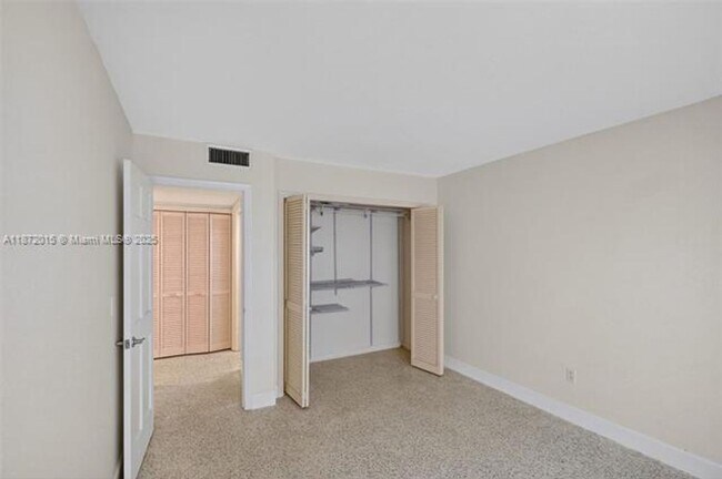 Building Photo - 537 Menendez Ave