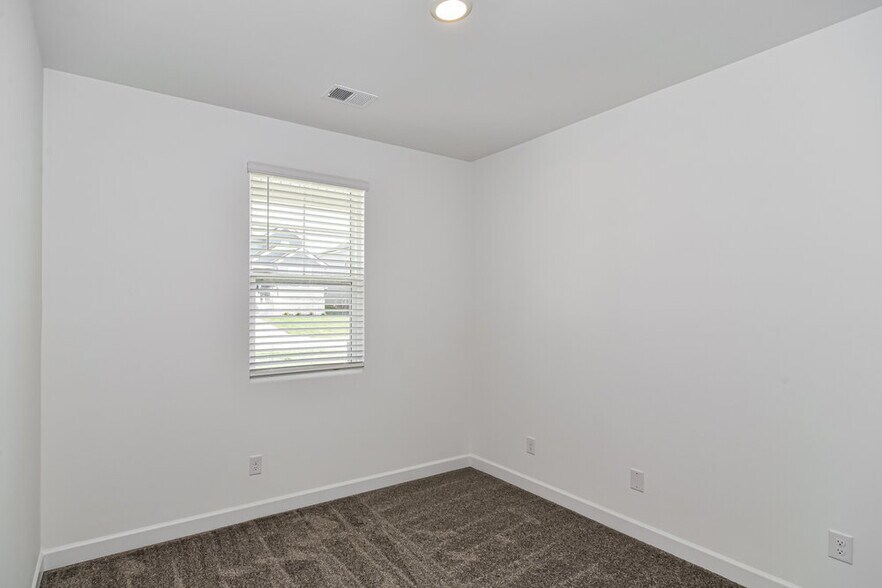 Building Photo - 193 E Millbrook Dr