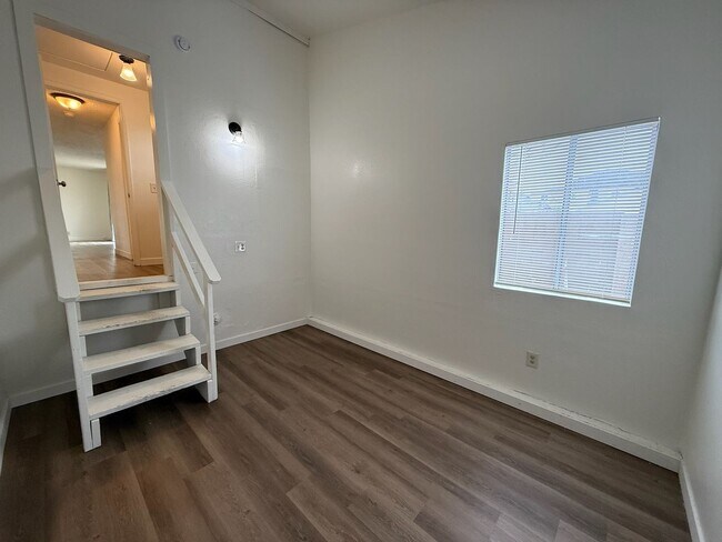 Building Photo - Alley Access 2 Bedroom with Bonus Room
