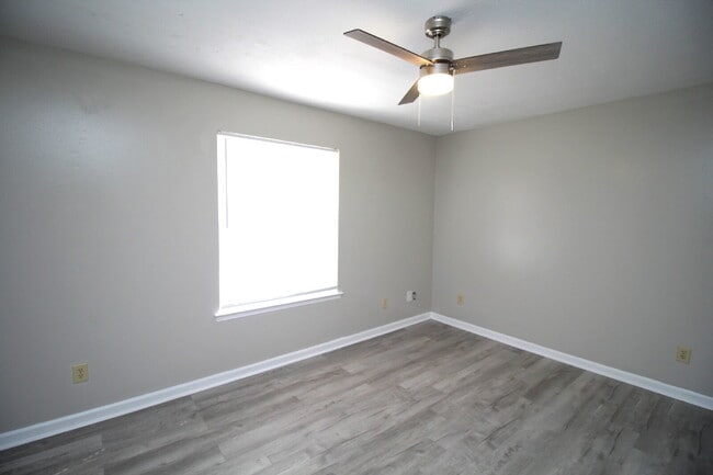Building Photo - Updated 2BR/1BA in Gulf Breeze –  Water & Lawn Care Included – Available Now!
