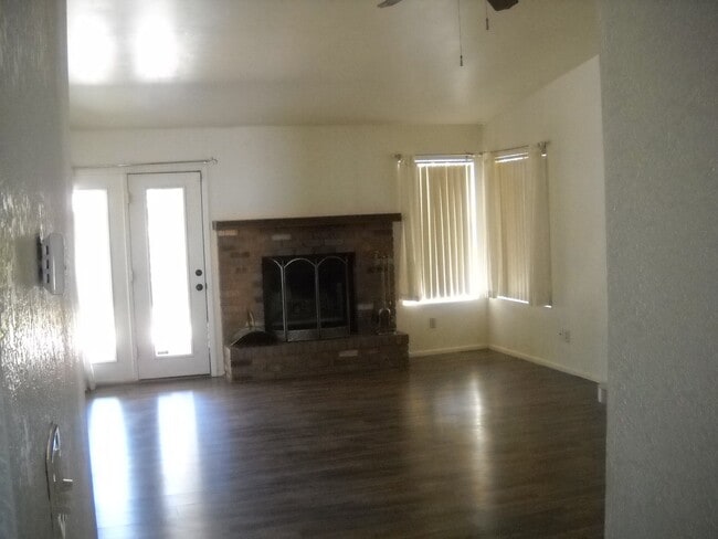 Building Photo - 2210 S Iris Dr
