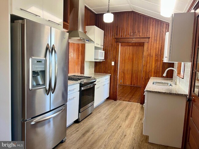 Building Photo - 171 N River Dr