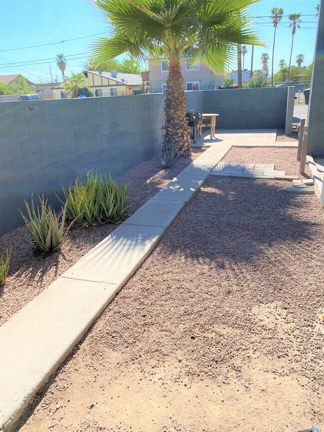 Roosevelt Row Downtown Phoenix St... 909 E Roosevelt St