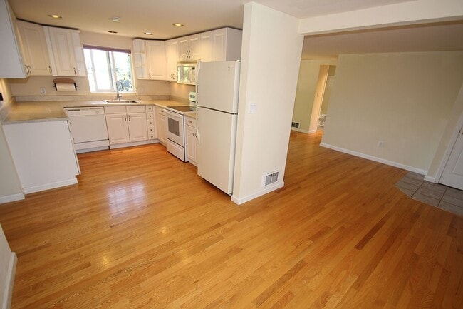 Building Photo - UPDATED & WELL MAINTAINED 3 BED, 2 BATH SE...