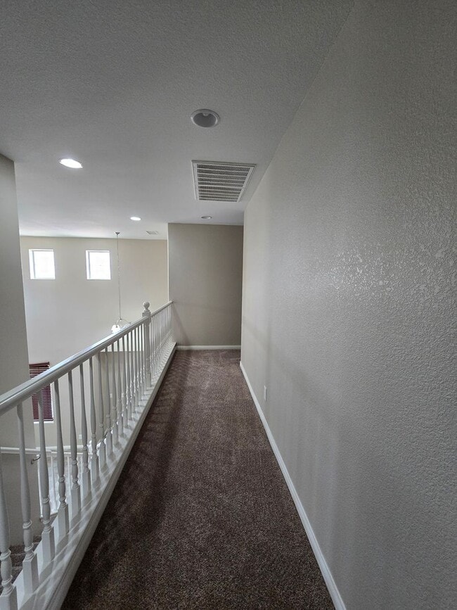 Building Photo - 4 BED, 2 1/2 BATH, 2 STORY HOME!!