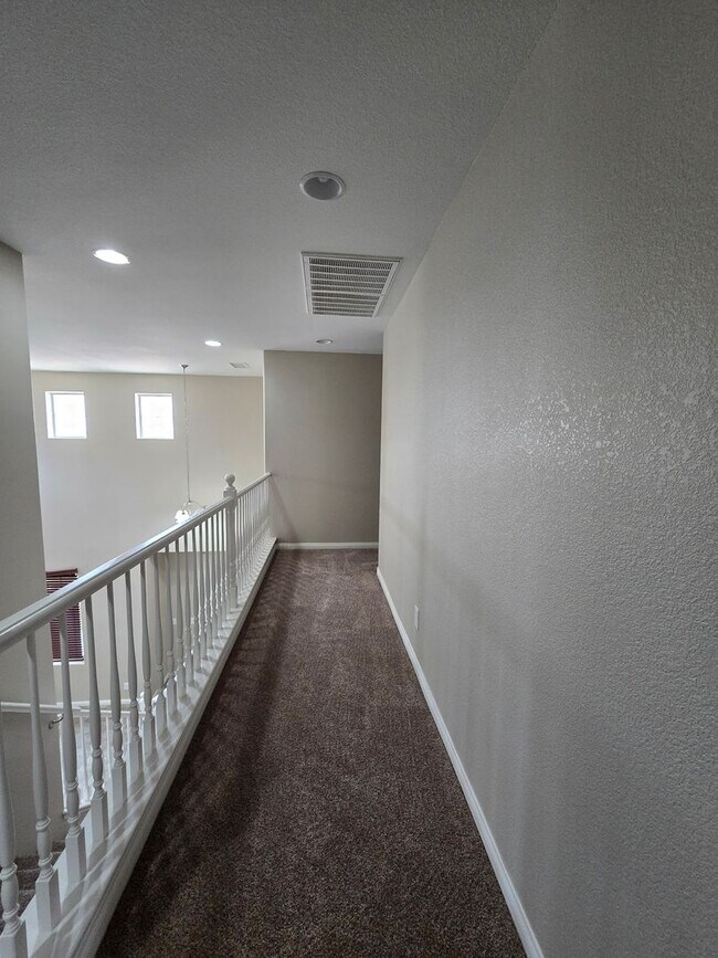 Building Photo - 5 BED, 2 1/2 BATH, 2 STORY HOME!!