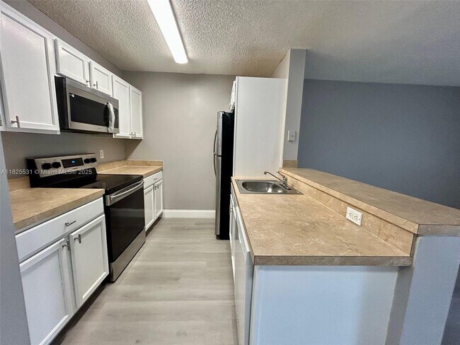 Building Photo - 1808 Meadows Cir W
