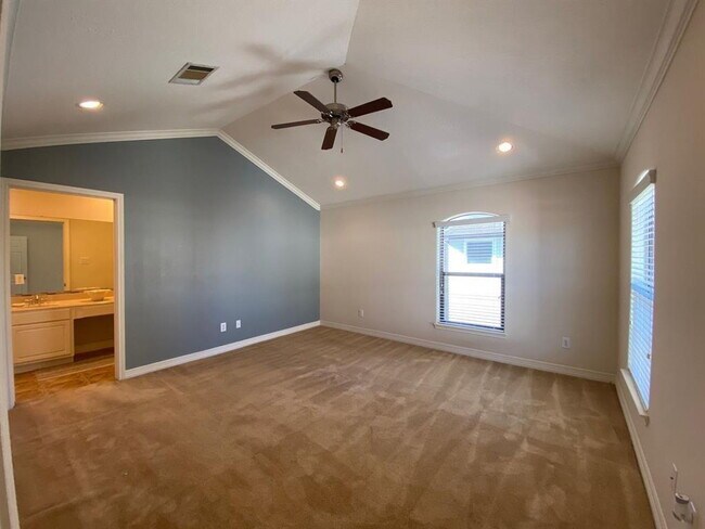 Building Photo - Beautifully maintained 3-bedroom, 3.5-bath townhome