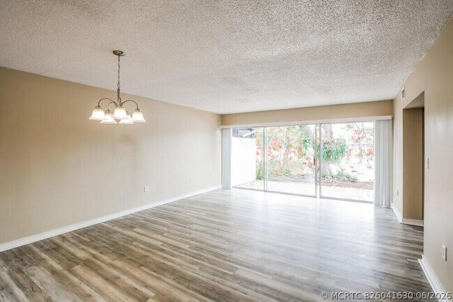 Building Photo - 14277 N Kendale Lakes Cir