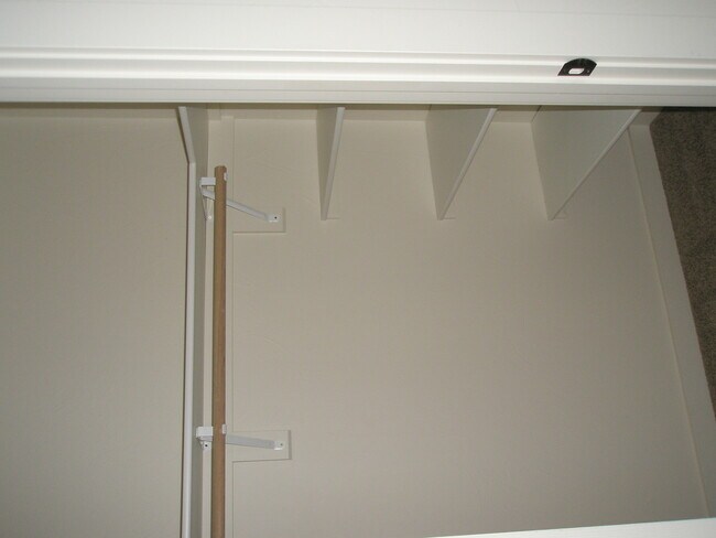 Building Photo - 3 Bedroom, 2.5 Bathroom Townhouse with Fireplace