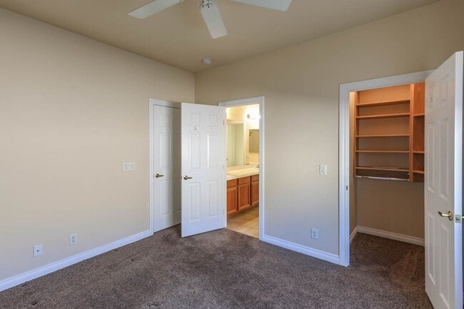 Building Photo - 4 Bedroom, Queens Ridge Guard Gated Commun...