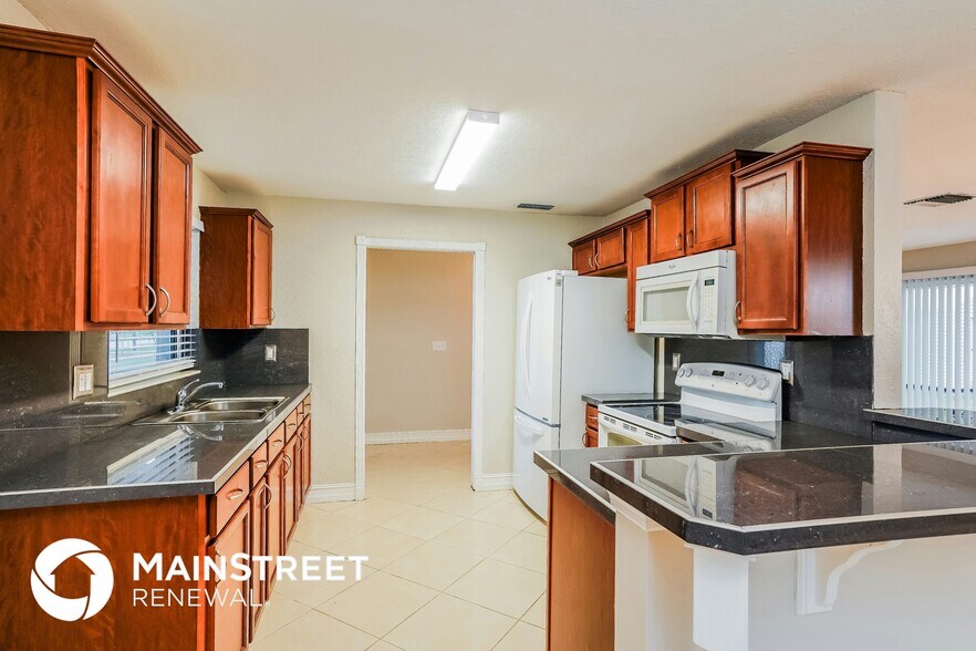 Building Photo - 418 NE 15th Ave