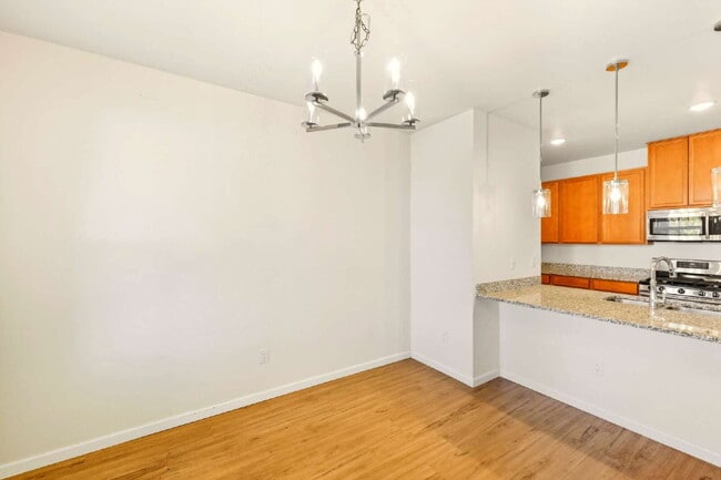 Building Photo - Bright and Airy 2 Bed 2.5 Bath Townhome in Cherry Creek Schools!