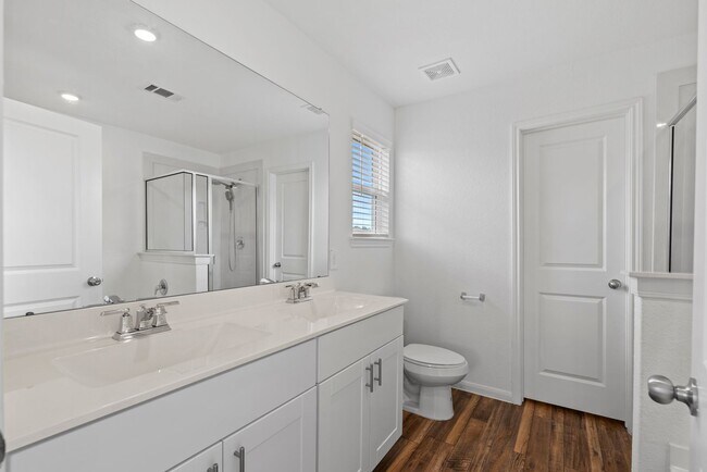 Building Photo - Spacious & Like-New 4-Bedroom Home with Mo...