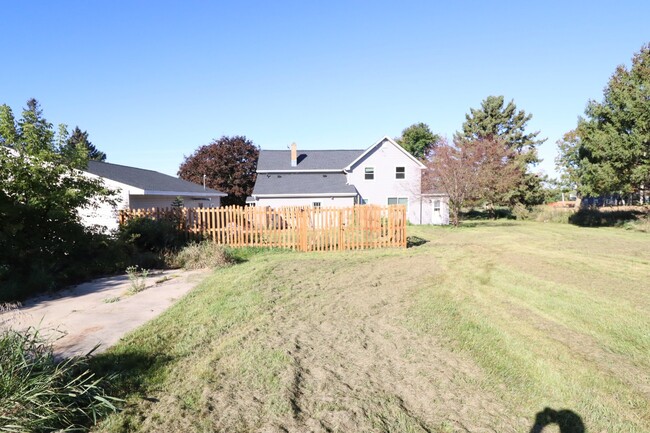 Building Photo - Country Living