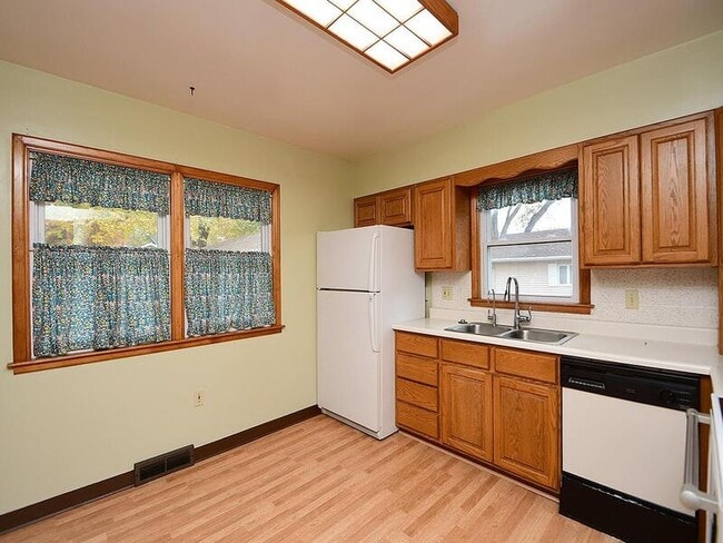 Building Photo - 405 E 5th St