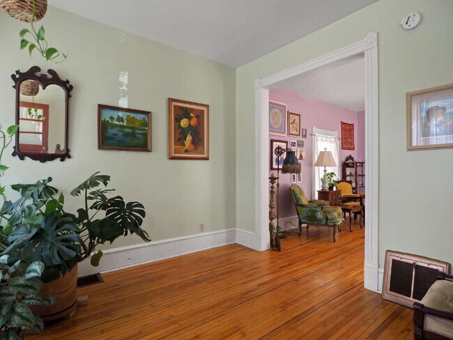 Building Photo - Classic 2-Bedroom Home in Phillips Neighborhood Pets Welcome!