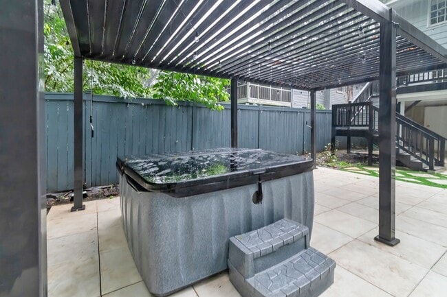 Building Photo - Spacious charmer in the heart of Dilworth ...