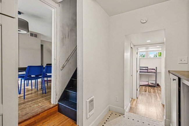 Building Photo - 3633 41st Ave W