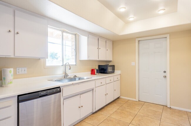 Building Photo - 1047 E Alameda Dr