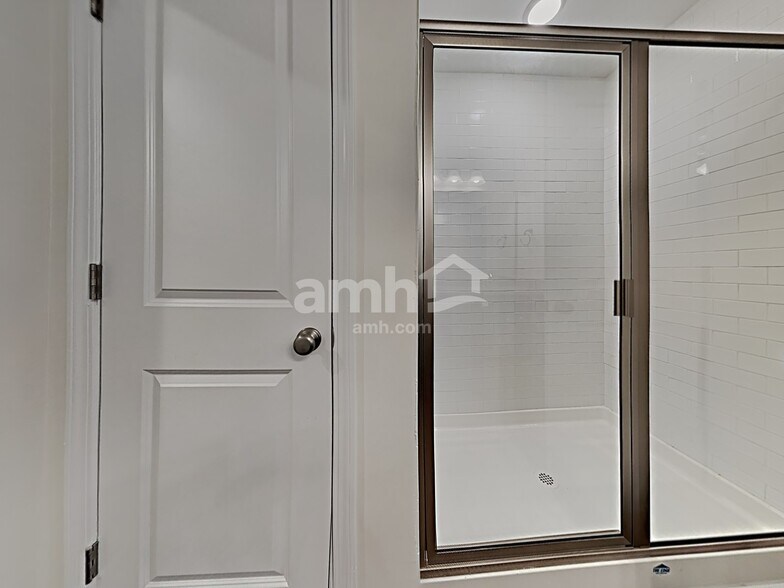 Building Photo - 126 Thatchet Dr