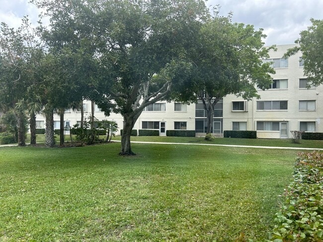 Building Photo - 729 Lori Dr