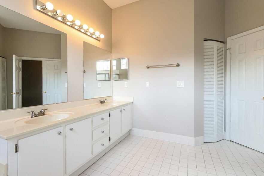 Building Photo - 984 Lake Breeze Dr