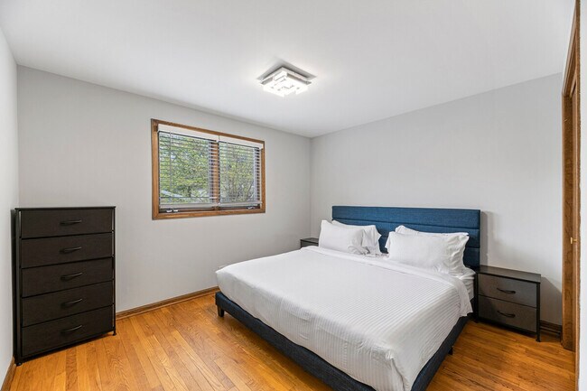 Building Photo - 2034 W Berteau Ave