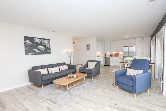 Building Photo - Pretty Lake Furnished Unit 2/1.5 Views! Vi...