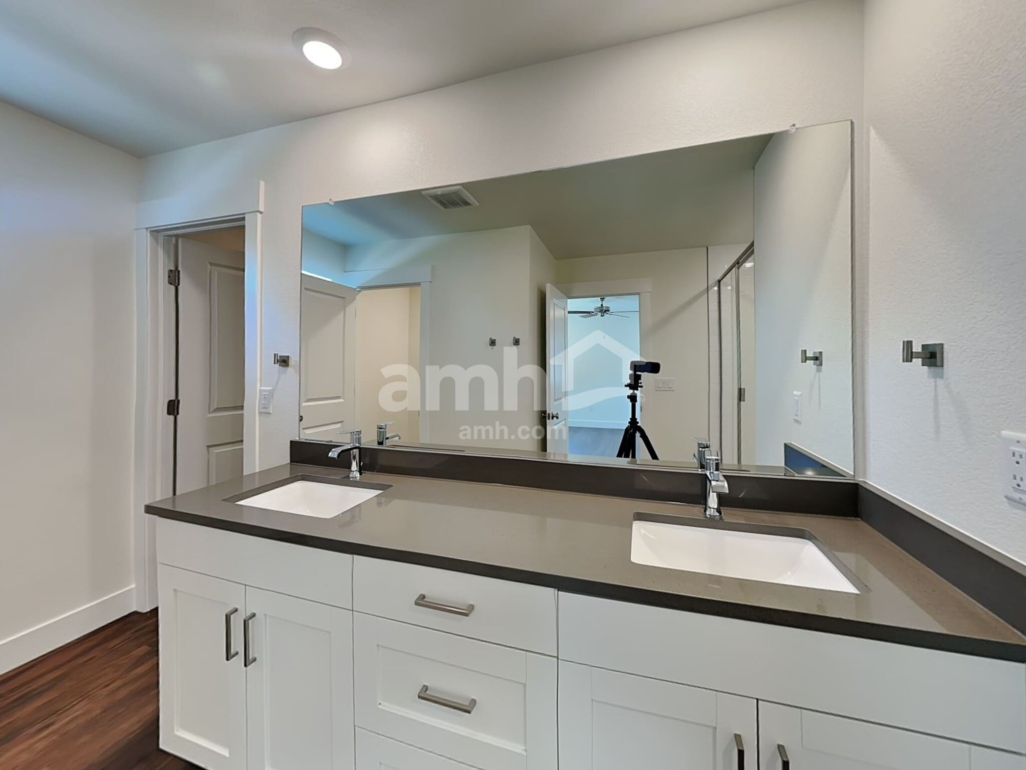 Building Photo - 823 S Oak St