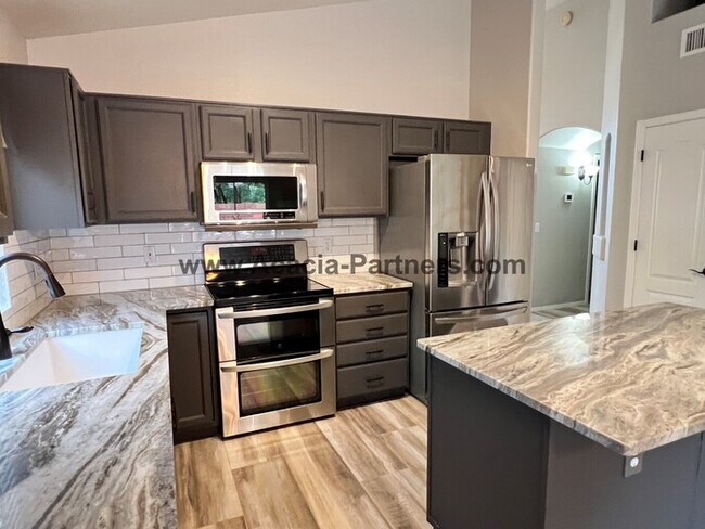 Building Photo - Three Bedroom home in Rancho Escondido