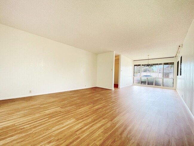 Building Photo - 4/2 Pet Friendly Spacious Beachside Kailua...