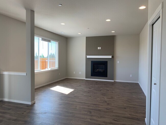 Building Photo - GORGEOUS 5BD, 3BA, 2-CAR GARAGE! AMENITIES...