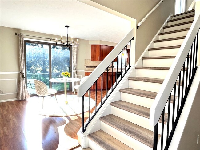 Building Photo - 3 Treetop Dr